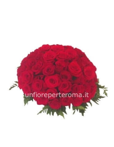 composizione a cuore con rose rosse