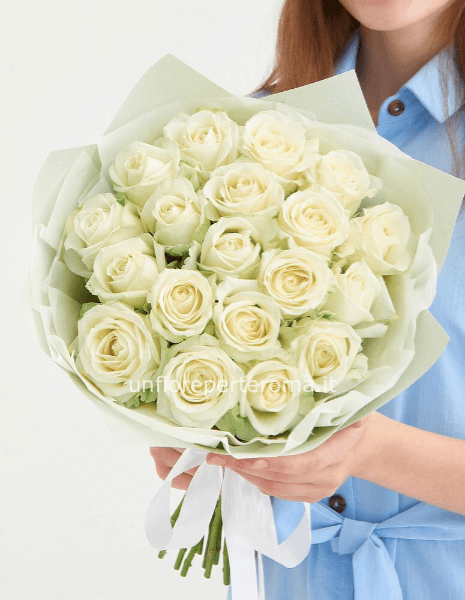 Bouquet di rose bianche confezionato.