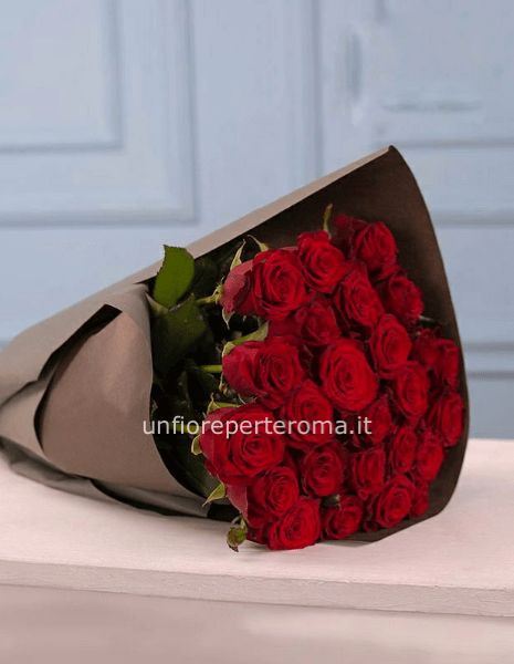 Bouquet di rose rosse confezionato.